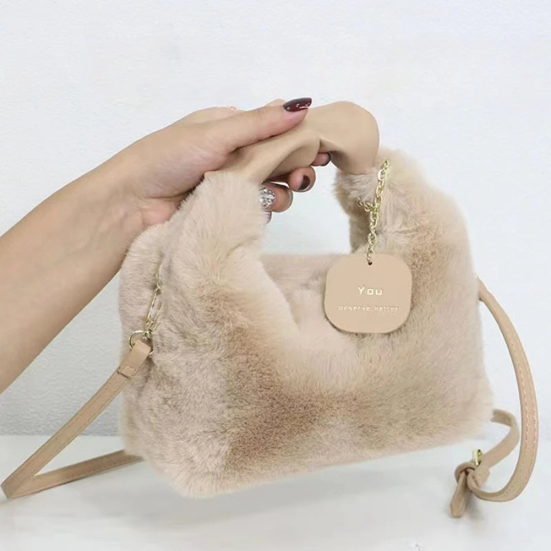 bolsa de pelinho, bolsa pelinho, bolsa de pelinhos, bolsa com pelinho, bolsa de pelinho branca, bolsa de pelinho preta, bolsa pelinhos, bolsa de pelúcia, bolsa pelucia, bolsa feminina, bolsa transversal feminina,