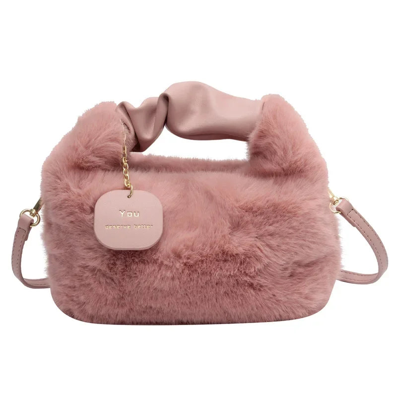 bolsa de pelinho, bolsa pelinho, bolsa de pelinhos, bolsa com pelinho, bolsa de pelinho branca, bolsa de pelinho preta, bolsa pelinhos, bolsa de pelúcia, bolsa pelucia, bolsa feminina, bolsa transversal feminina,