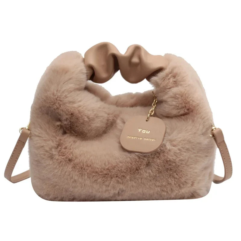 bolsa de pelinho, bolsa pelinho, bolsa de pelinhos, bolsa com pelinho, bolsa de pelinho branca, bolsa de pelinho preta, bolsa pelinhos, bolsa de pelúcia, bolsa pelucia, bolsa feminina, bolsa transversal feminina,